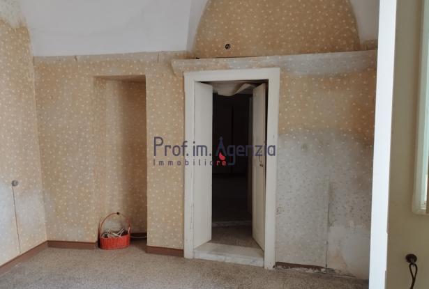 172611 - House in the historic centre in need of renovation 13