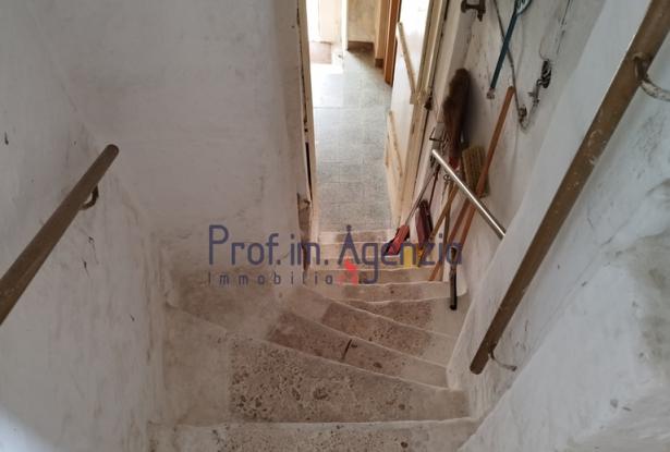 172611 - House in the historic centre in need of renovation 14