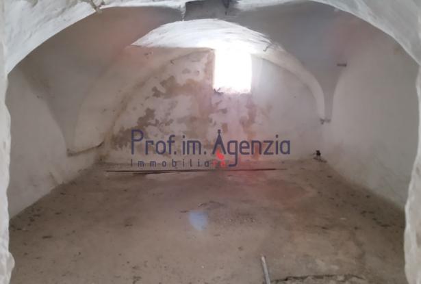 172611 - House in the historic centre in need of renovation 16