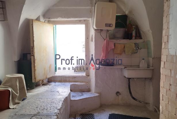 172611 - House in the historic centre in need of renovation 17