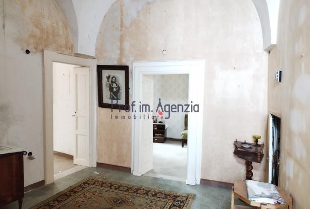 172611 - House in the historic centre in need of renovation 5