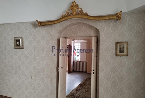 172611 - House in the historic centre in need of renovation 6