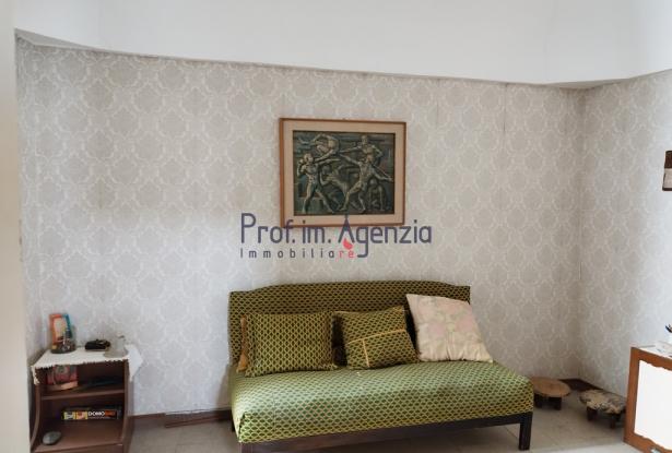 172611 - House in the historic centre in need of renovation 7