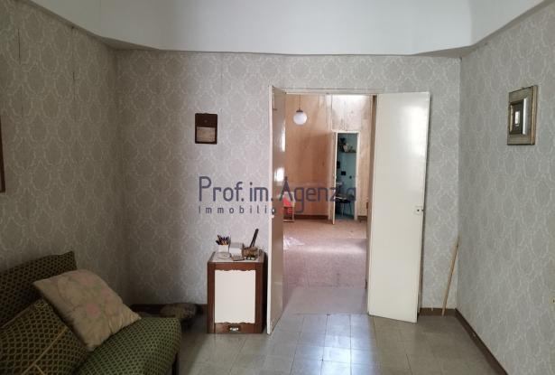 172611 - House in the historic centre in need of renovation 8