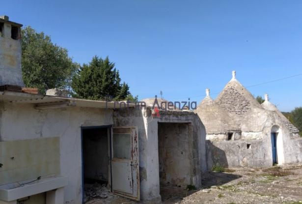 131799 - Trullo and lamia houses complex. 2