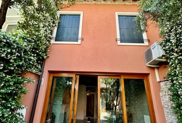 1) Basilica of St. Anthony, charming townhouse with courtyard, terrace and garage. ref.61a 1
