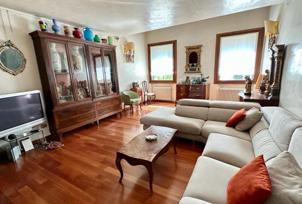1) Basilica of St. Anthony, charming townhouse with courtyard, terrace and garage. ref.61a 11