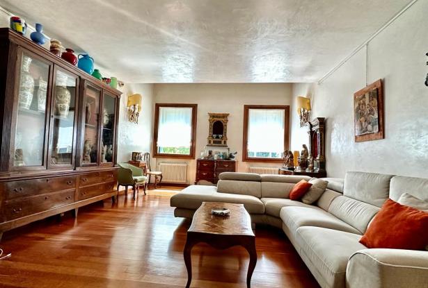 1) Basilica of St. Anthony, charming townhouse with courtyard, terrace and garage. ref.61a 12