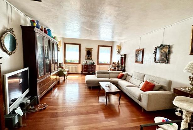 1) Basilica of St. Anthony, charming townhouse with courtyard, terrace and garage. ref.61a 13