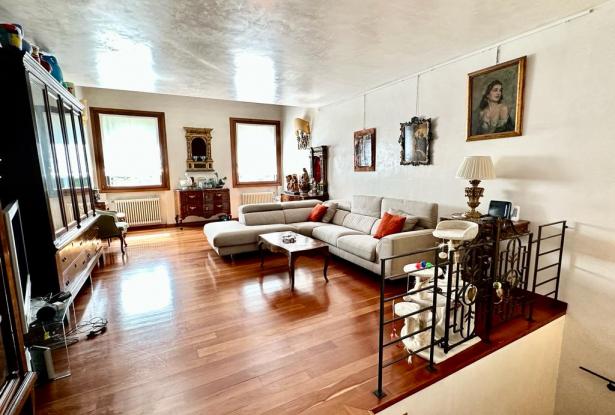 1) Basilica of St. Anthony, charming townhouse with courtyard, terrace and garage. ref.61a 14