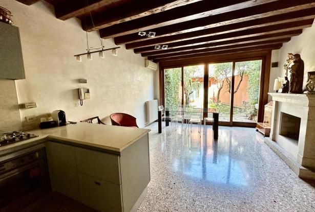 1) Basilica of St. Anthony, charming townhouse with courtyard, terrace and garage. ref.61a 2