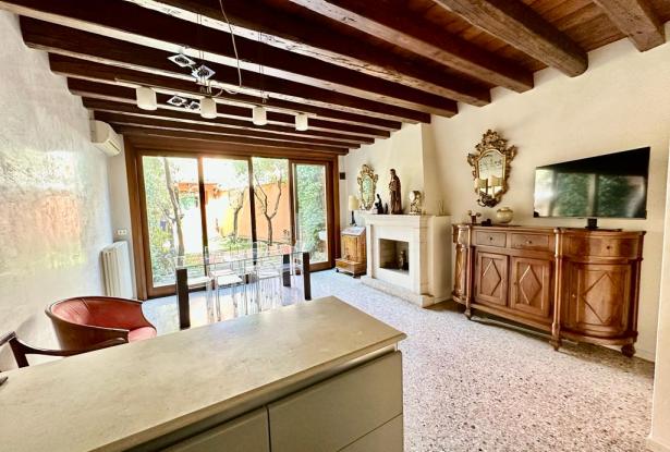 1) Basilica of St. Anthony, charming townhouse with courtyard, terrace and garage. ref.61a 4