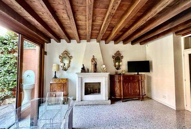 1) Basilica of St. Anthony, charming townhouse with courtyard, terrace and garage. ref.61a 5