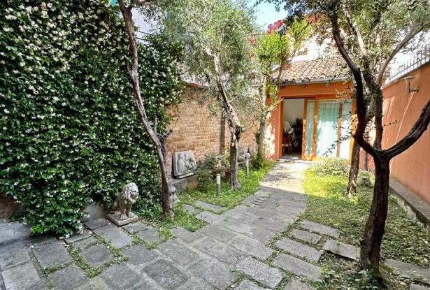 1) Basilica of St. Anthony, charming townhouse with courtyard, terrace and garage. ref.61a 6