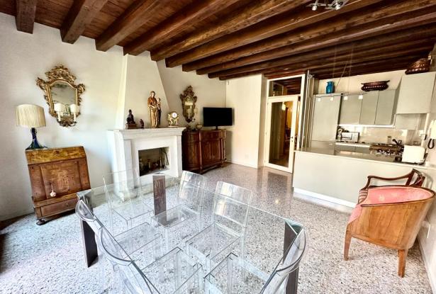 1) Basilica of St. Anthony, charming townhouse with courtyard, terrace and garage. ref.61a 0
