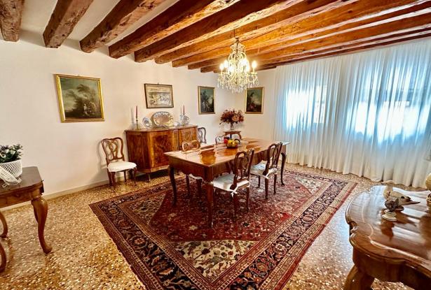 Campo San Lio /Rialto. Refined and charming two bedroom apartment with canal view. Ref. 187c 11