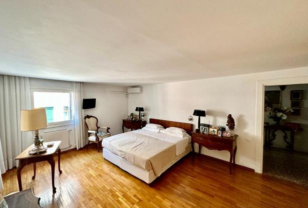Campo San Lio /Rialto. Refined and charming two bedroom apartment with canal view. Ref. 187c 16