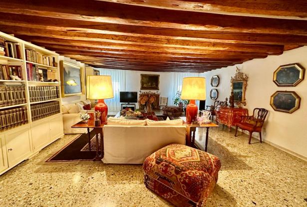 Campo San Lio /Rialto. Refined and charming two bedroom apartment with canal view. Ref. 187c 3