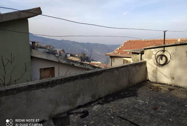 Country house to renovate in a peaceful hamlet with 30sqm terrace and mountain views 0