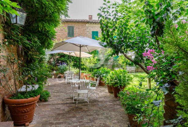 Il giardino d'estate nel Borgo 6 Il giardino d'estate nel Borgo 6