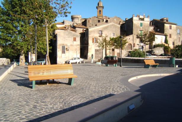 Piazza at the end of the street which overlooks the lake Apartment restored in the medieval borgo of Bracciano on Lake Bracciano, Rome Province, Lazio 12