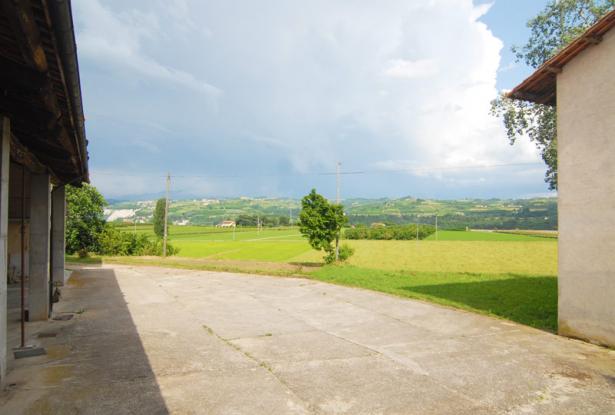 A country house surrounded by over 7 hectares of grounds 5