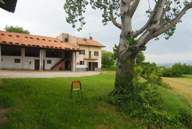 A country house surrounded by over 7 hectares of grounds 9