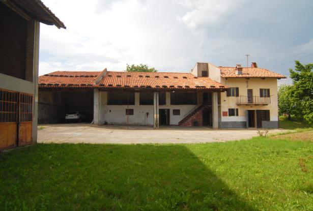 A country house surrounded by over 7 hectares of grounds 2