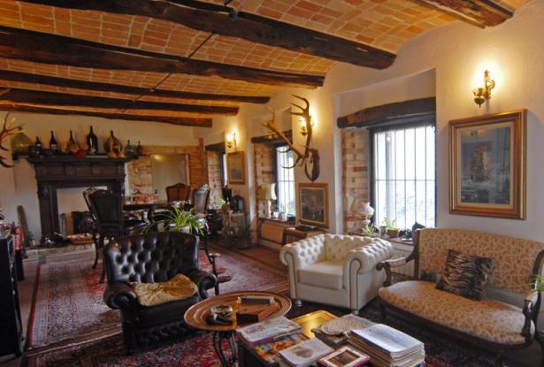 In a Commanding Position with Fine Views, a Farmhouse with Nearly 5 Hectares of Land in a Single Plot 4