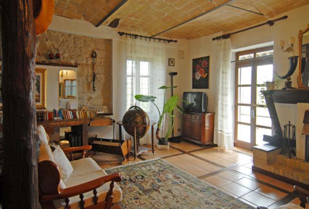 In a Commanding Position with Fine Views, a Farmhouse with Nearly 5 Hectares of Land in a Single Plot 17