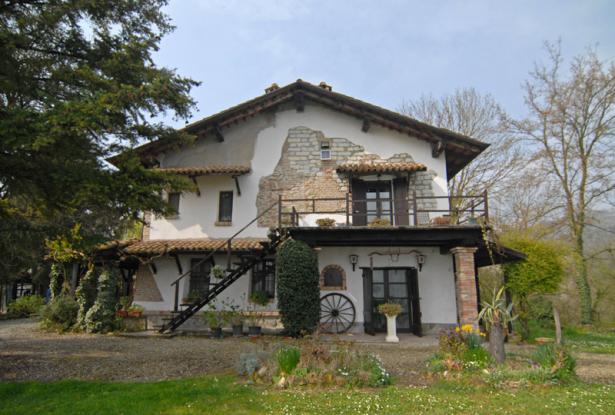 In a Commanding Position with Fine Views, a Farmhouse with Nearly 5 Hectares of Land in a Single Plot 1