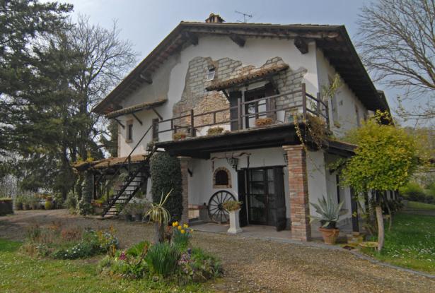 In a Commanding Position with Fine Views, a Farmhouse with Nearly 5 Hectares of Land in a Single Plot 2