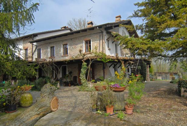 In a Commanding Position with Fine Views, a Farmhouse with Nearly 5 Hectares of Land in a Single Plot 0