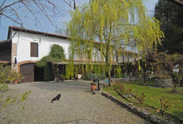 In a Commanding Position with Fine Views, a Farmhouse with Nearly 5 Hectares of Land in a Single Plot 25