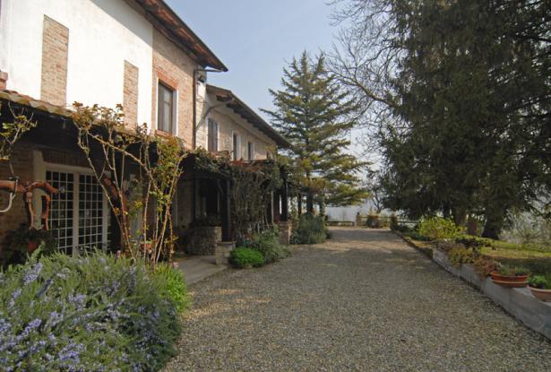 In a Commanding Position with Fine Views, a Farmhouse with Nearly 5 Hectares of Land in a Single Plot 26