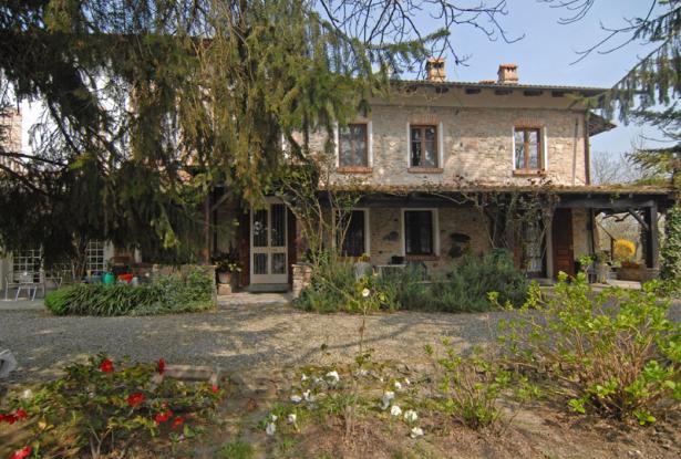 In a Commanding Position with Fine Views, a Farmhouse with Nearly 5 Hectares of Land in a Single Plot 27