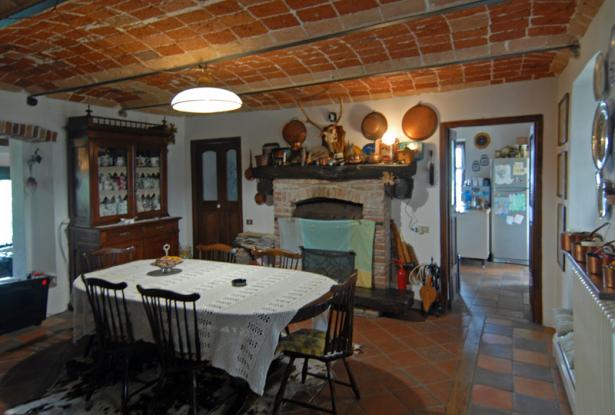 In a Commanding Position with Fine Views, a Farmhouse with Nearly 5 Hectares of Land in a Single Plot 10