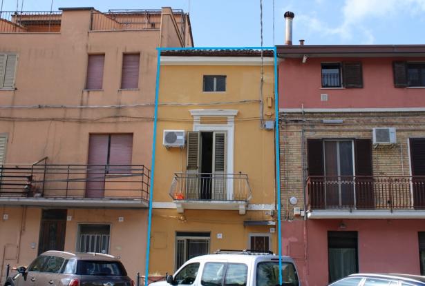 4 beds, 3 bathrooms, amazing views, terrace, patio, center of vibrant town, 15km to beach, can create 2 separate rental units 0