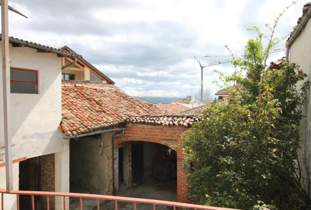 A House in the Village with Inner Courtyard / NVL014 A House in the Village with Inner Courtyard / NVL014