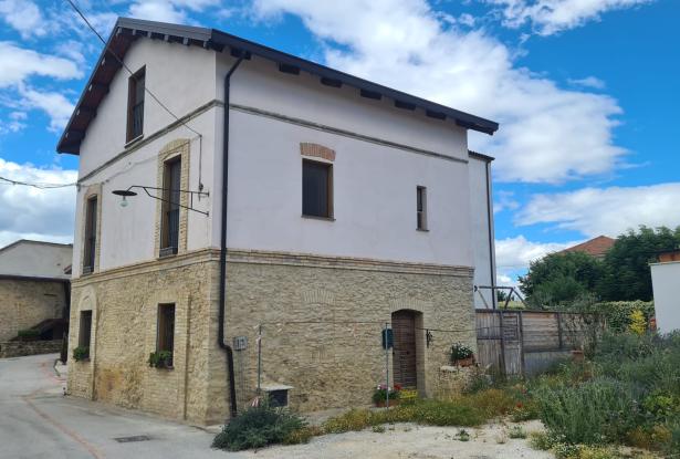 1800s fully restored, detached, stone town house with swimming pool, garden, 3 beds, open views, 2km to town 0