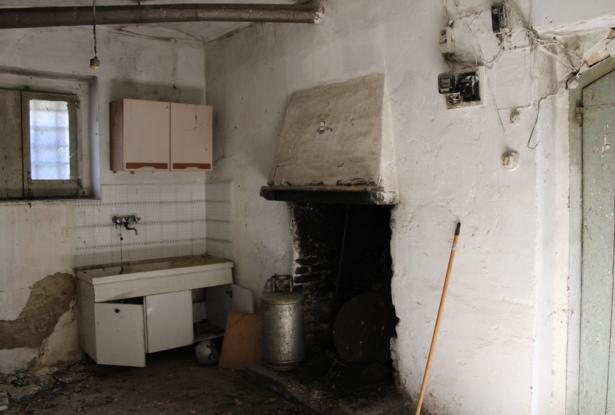Detached, 1950s, brick 150sqm farmhouse, 4km to beach with 2 hectares of flat land with olives and vines, 2 outbuildings, no neighbours  1