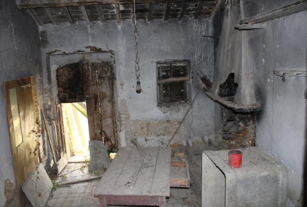Detached, 1950s, brick 150sqm farmhouse, 4km to beach with 2 hectares of flat land with olives and vines, 2 outbuildings, no neighbours  12