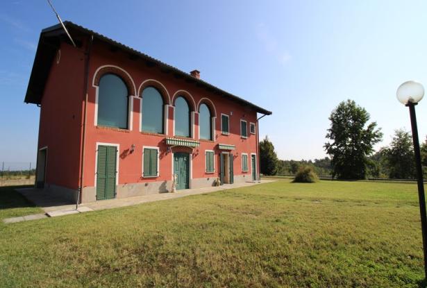 Free-standing House with Pool / CLR001
