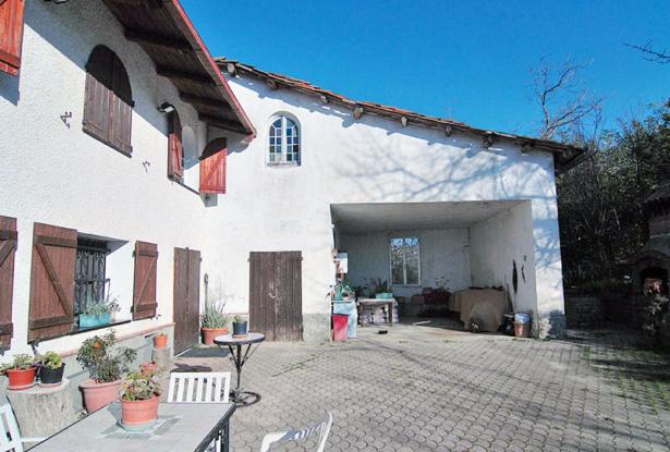 A Country House with Garden and Panoramic Views onto the Mountains / CLV024 A Country House with Garden and Panoramic Views onto the Mountains / CLV024