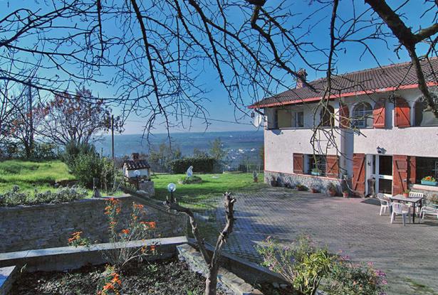 A Country House with Garden and Panoramic Views onto the Mountains / CLV024 A Country House with Garden and Panoramic Views onto the Mountains / CLV024