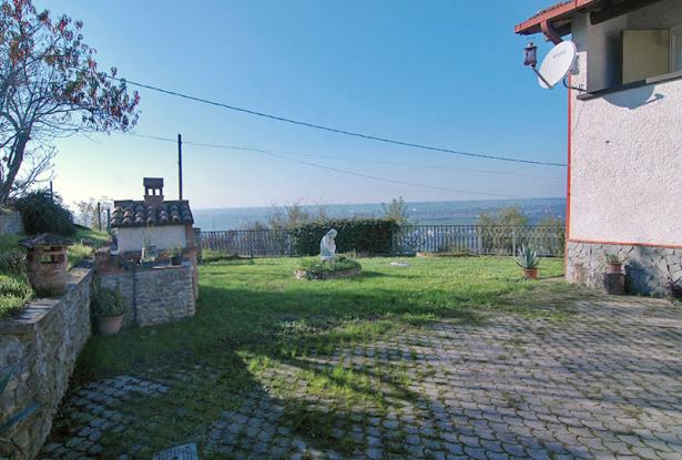 A Country House with Garden and Panoramic Views onto the Mountains / CLV024 A Country House with Garden and Panoramic Views onto the Mountains / CLV024