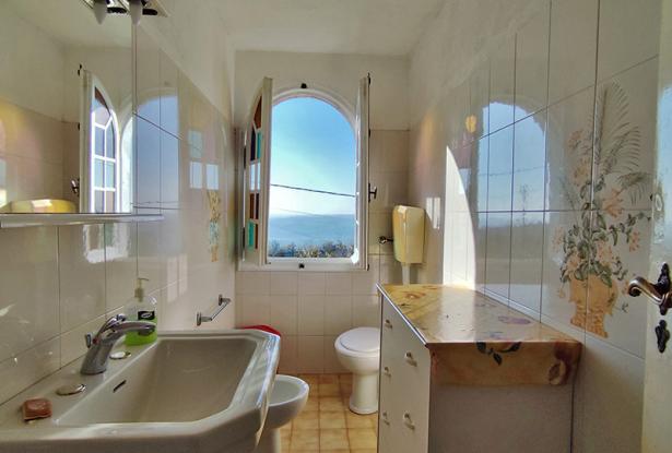 A Country House with Garden and Panoramic Views onto the Mountains / CLV024 A Country House with Garden and Panoramic Views onto the Mountains / CLV024