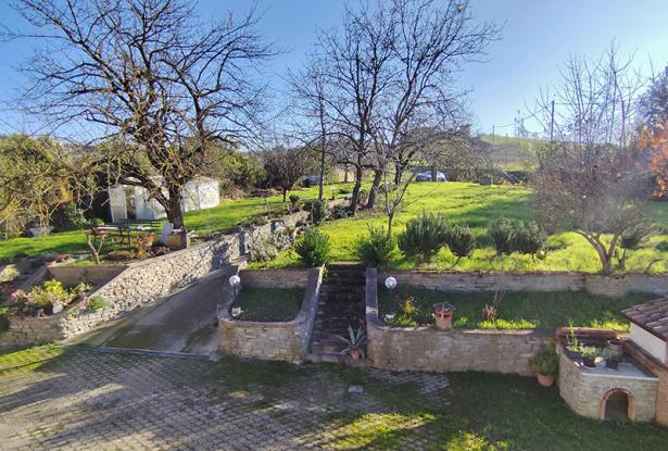 A Country House with Garden and Panoramic Views onto the Mountains / CLV024 A Country House with Garden and Panoramic Views onto the Mountains / CLV024