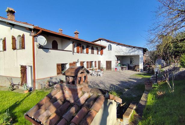 A Country House with Garden and Panoramic Views onto the Mountains / CLV024 A Country House with Garden and Panoramic Views onto the Mountains / CLV024