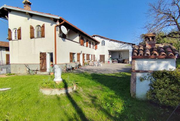 A Country House with Garden and Panoramic Views onto the Mountains / CLV024 A Country House with Garden and Panoramic Views onto the Mountains / CLV024